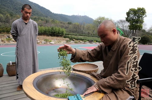 法净禅茶今开采&nbsp;按佛教仪轨洒净