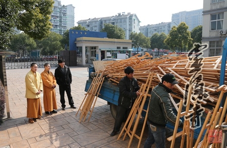 助学支教：翰林寺为艮山中学学生送画架