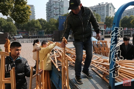 助学支教：翰林寺为艮山中学学生送画架