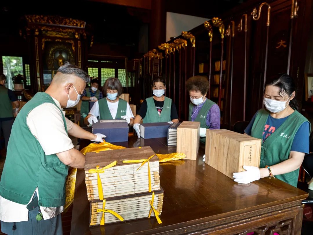 新闻｜飞来峰前翻经 直指堂中悟理——翰林寺传统晒经活动